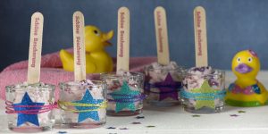 Ideen mit Badekugeln: Badesternchen | Badekugelmasse, die wie ein Sorbet ins Glas gespachtelt und mit Glitter und Sternchen dekoriert wird.