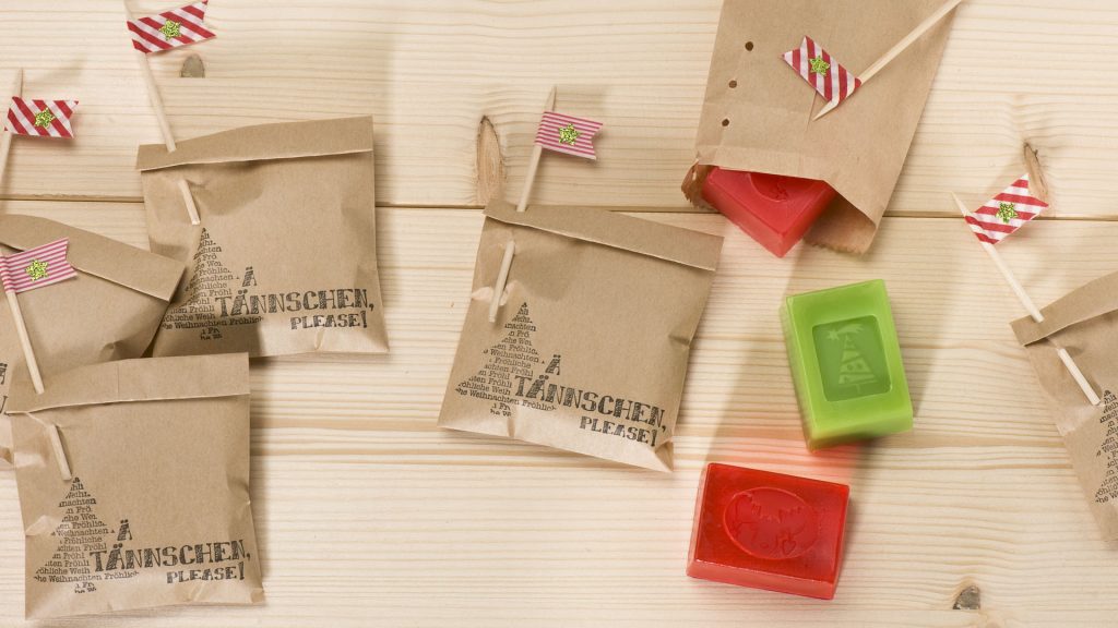 Ideen mit Seife für Weihnachten: Ä TÄNNSCHEN PLEASE | Kleine, extra schäumende Seifen in bunten Farben und mit Zitrusdüften und weihnachtlichen Motiven, verpackt in Tüten mit witzigem Druck (BUTTERER STEMPEL)