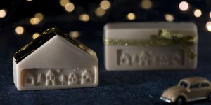Ideen mit Seife für Weihnachten: Driving home for christmas | Seifenstücke wie Kleinode mit geprägten Häusern und mit Veredelung aus Blattmetall