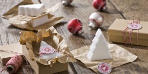 Ideen mit Seife für Weihnachten: Oh Tannenbaum | Weiße Seifen in Form von Tannenbäumen puristisch verpackt in Pappschachteln und herrlich duftend