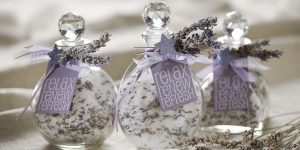 Ideen mit Badesalz für Weihnachten: Relax. Renew. Refresh. | Badesalz mit Lavendel in einer schönen Glasflasche für ein winterliches Entspannungsbad