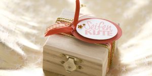 Ideen mit Seife für Weihnachten: Seifenkiste aus Holz mit BUTTERER STEMPEL