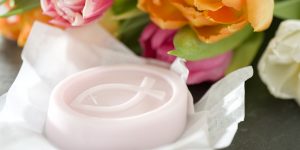 Ideen mit Seife für Kommunion und Konfirmation: Frühlingsgefühle | Ovales Seifenstück mit christlichem Fisch in zartem Rosa