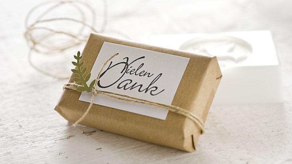 Ideen mit Seife: Kreativ verpacktes Seifenstück in Packpapier als Dankesgeschenk