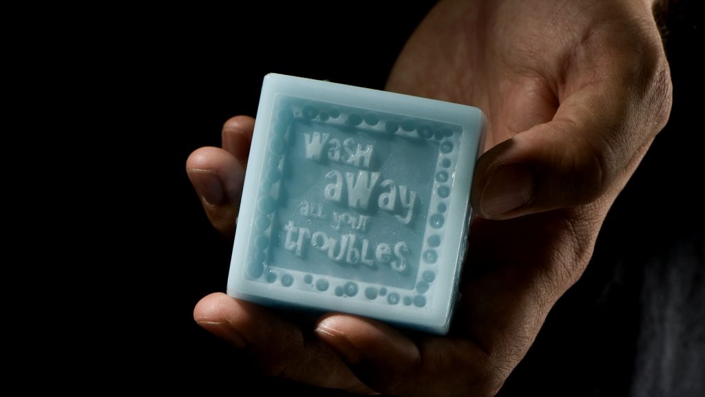 Ideen mit Seife: Wasserblaues Seifenstück mit Meersalz: Wash away all your troubles